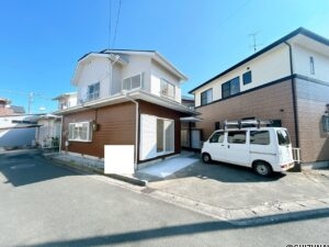 【リフォーム済み/外観】別角度です。角地で開放感がある立地のおうちです。外壁は塗装し直して、明るい住宅に生まれ変わりました。玄関ポーチは屋根付きなので、雨の日でも立ち話ができますね。