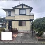 【リフォーム前／外観／別角度】自転車やバイクを置くスペースにもカーポートがついています。