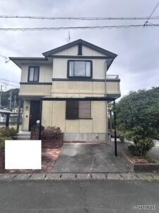 【リフォーム前／外観／別角度】自転車やバイクを置くスペースにもカーポートがついています。