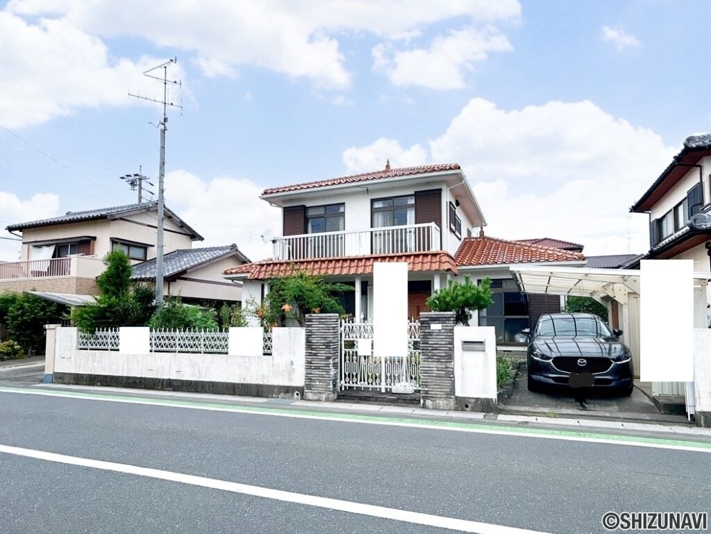 【外観別角度】庭部分は一部駐車場に変更し、並列3台駐車可能になる予定です。外壁は塗装を行う予定です。