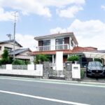 【外観別角度】庭部分は一部駐車場に変更し、並列3台駐車可能になる予定です。外壁は塗装を行う予定です。