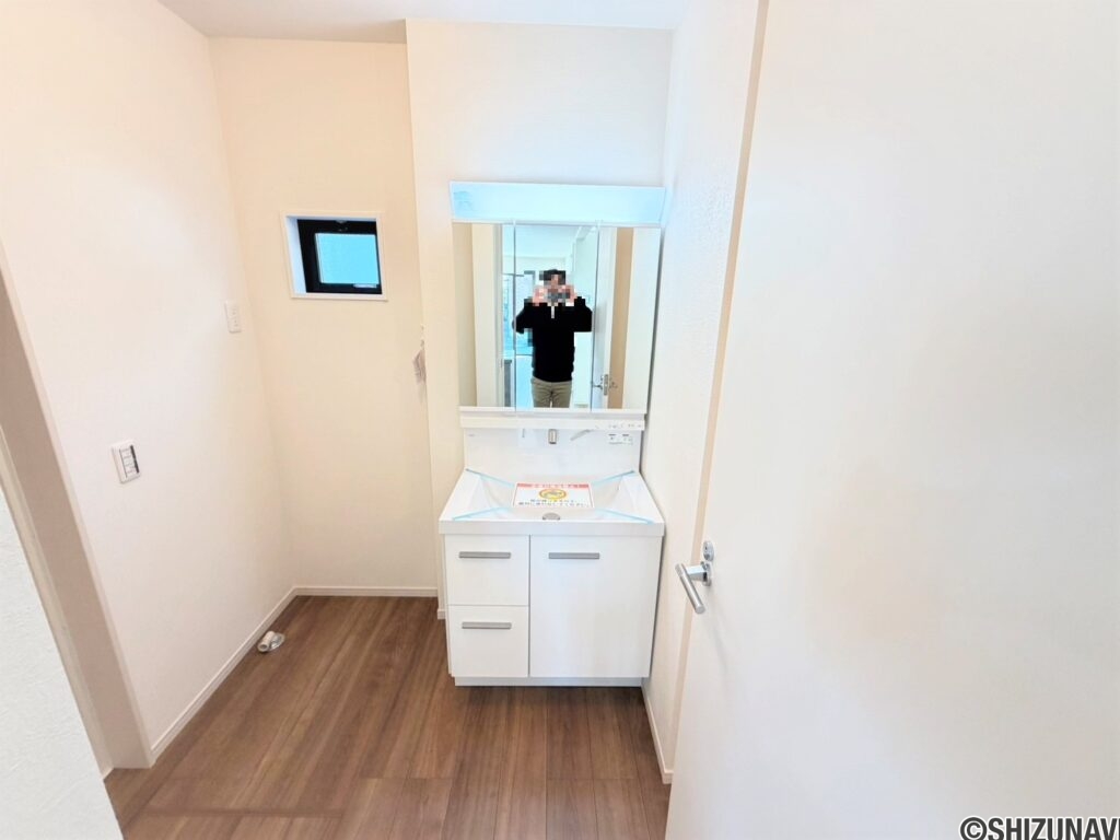 １号棟・２号棟　洗面三面鏡タイプの洗面がついております。歯ブラシ・美容グッズなどの収納もできますね♪