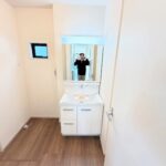 １号棟・２号棟　洗面三面鏡タイプの洗面がついております。歯ブラシ・美容グッズなどの収納もできますね♪