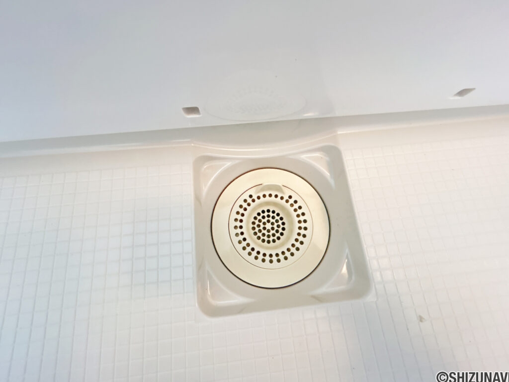【ユニットバス排水溝】新品交換したユニットバスの排水口は、流れる水の力だけで髪の毛をキレイにまとめてくれ、簡単に捨てられるのでお掃除がラクにできます。