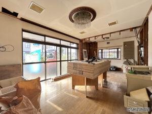 【リフォーム中/リビング（12/6撮影）】フローリング上張り、クロスの張替え、照明交換、キッチンの交換を行う予定です。