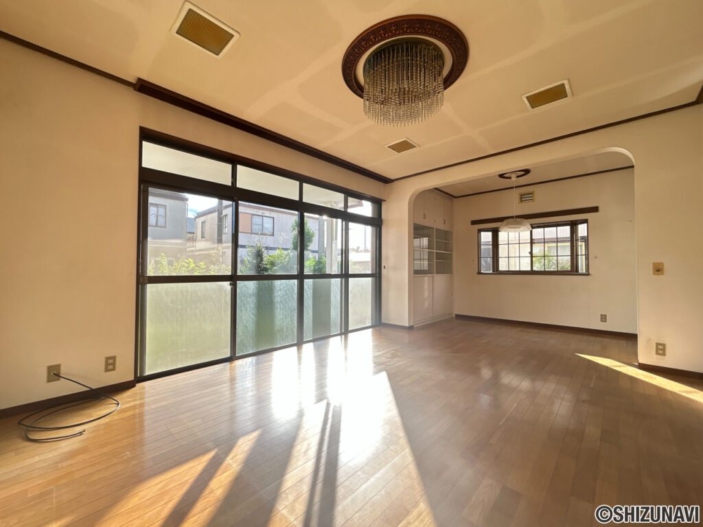 【リフォーム中/リビング（10/17撮影）】フローリング上張り、クロスの張替え、照明交換、キッチンの交換を行う予定です。