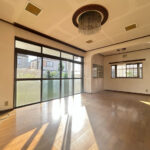 【リフォーム中/リビング（10/17撮影）】フローリング上張り、クロスの張替え、照明交換、キッチンの交換を行う予定です。