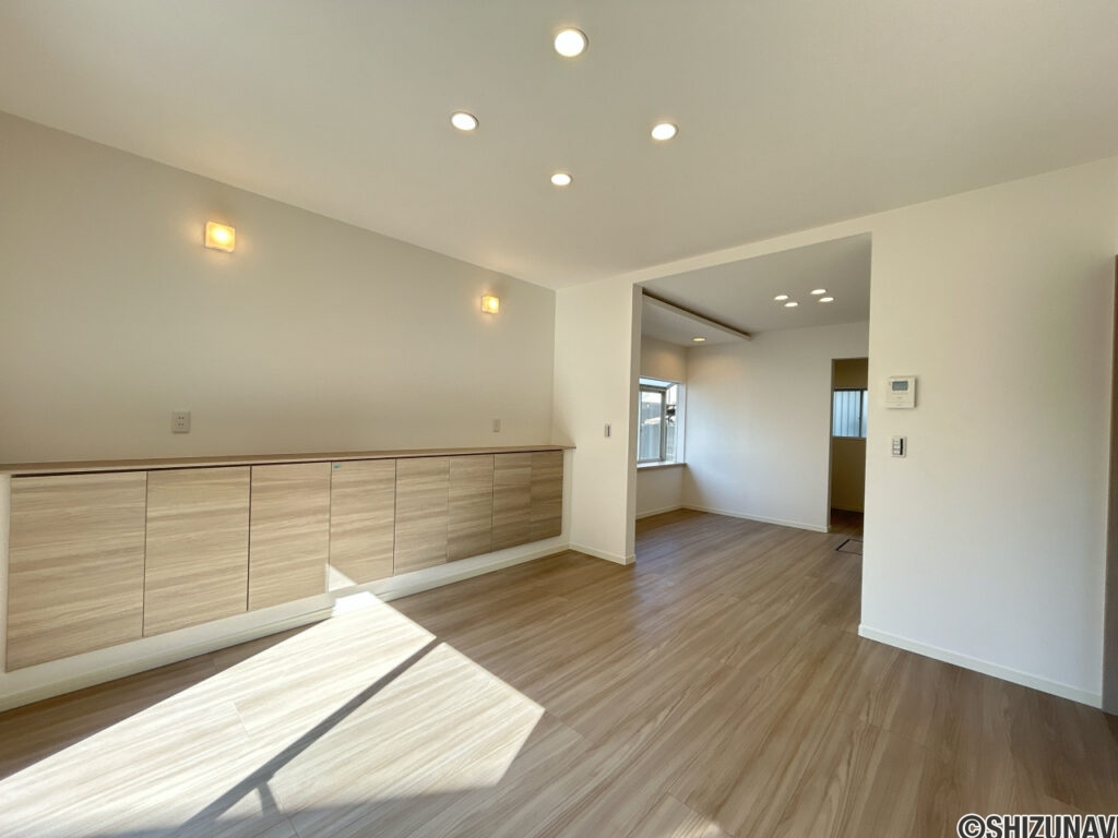 【リフォーム済み/リビング】1階玄関脇にある18帖のLDKす。天井・壁のクロスを貼り替えしたので、部屋全体が明るくなりました。大きな窓があるので、明るく過ごしやすい空間になっています。