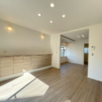 【リフォーム済み/リビング】1階玄関脇にある18帖のLDKす。天井・壁のクロスを貼り替えしたので、部屋全体が明るくなりました。大きな窓があるので、明るく過ごしやすい空間になっています。