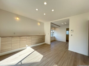 【リフォーム済み/リビング】1階玄関脇にある18帖のLDKす。天井・壁のクロスを貼り替えしたので、部屋全体が明るくなりました。大きな窓があるので、明るく過ごしやすい空間になっています。