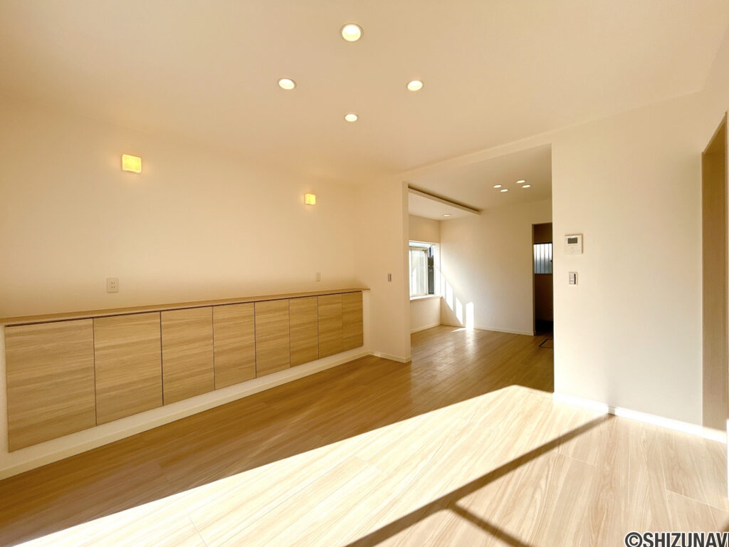 【リフォーム済み/リビング】1階玄関脇にある18帖のLDKす。天井・壁のクロスを貼り替えしたので、部屋全体が明るくなりました。大きな窓があるので、明るく過ごしやすい空間になっています。