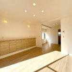 【リフォーム済み/リビング】1階玄関脇にある18帖のLDKす。天井・壁のクロスを貼り替えしたので、部屋全体が明るくなりました。大きな窓があるので、明るく過ごしやすい空間になっています。