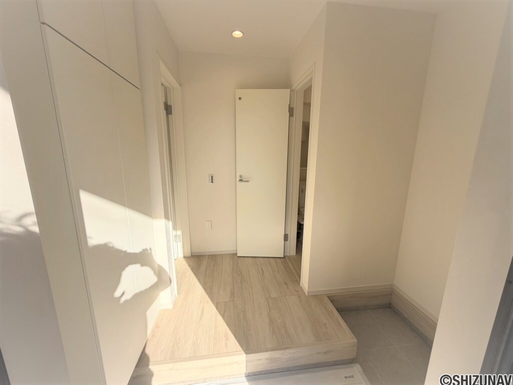 ２号棟　玄関余裕のある玄関スペース