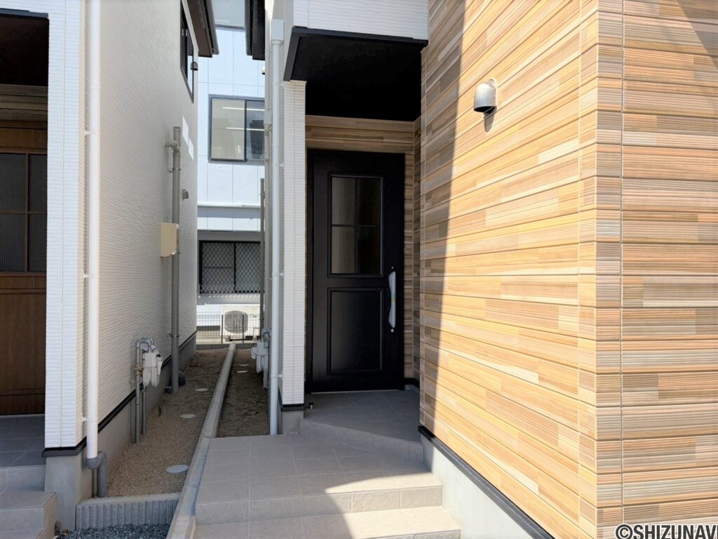 １号棟　玄関外一歩奥に入ったところにあるので、周囲の方の目は気にしなくても大丈夫