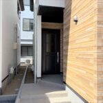 １号棟　玄関外一歩奥に入ったところにあるので、周囲の方の目は気にしなくても大丈夫