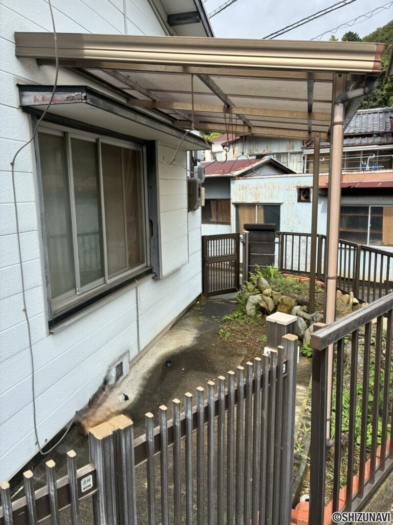 屋根付きの物干しスペース付き