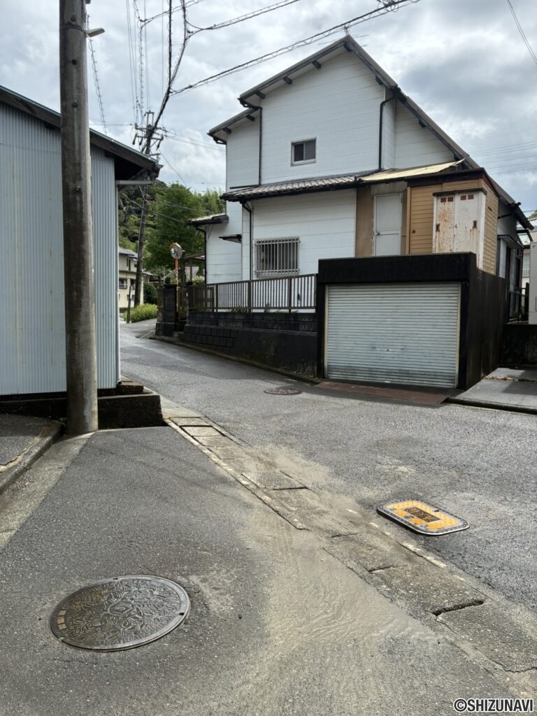 北面から見た外観