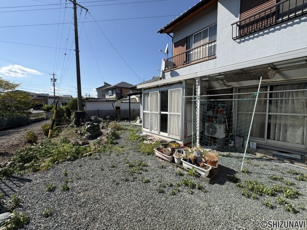 物件南側には庭がある為、日当たりも良好ですよ♪