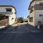 車種によりますが、縦列で2～3台駐車可能です♪