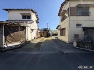 車種によりますが、縦列で2～3台駐車可能です♪