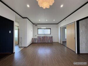 キッチンからシームレスにつながっており、配膳も楽々です。
