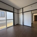 玄関から右手の洋室です。日当たりも良好です。
