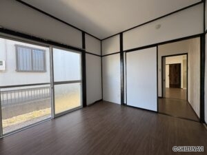 玄関から右手の洋室です。日当たりも良好です。