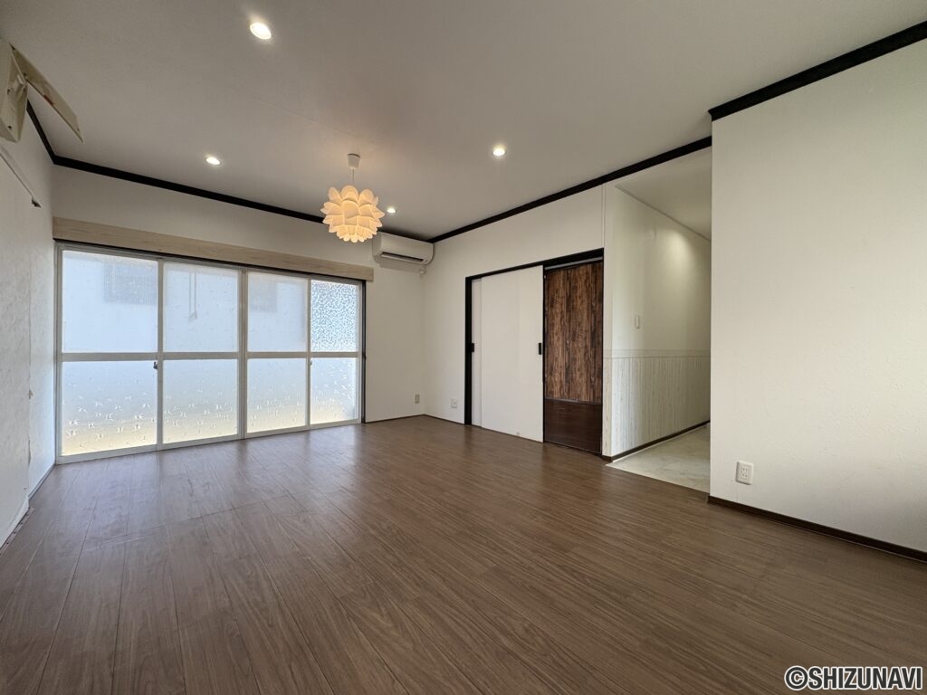 建物の中心にリビングがあるので、ご家族が自然に集まる作りです。