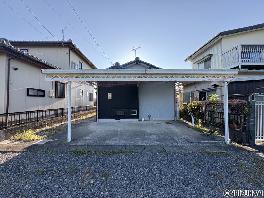 駐車場は屋根付きで2台分ございます（車種による）。