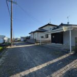 前面道路は未舗装ですが、幅は十分です。
