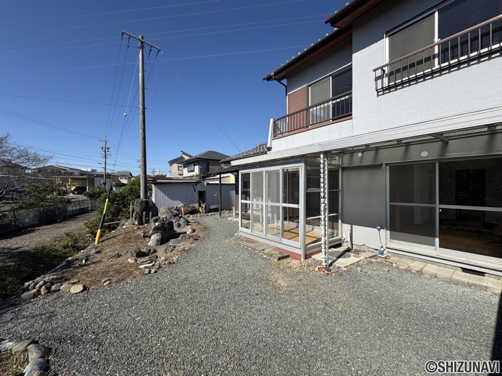 物件南側には庭がある為、日当たりも良好ですよ♪