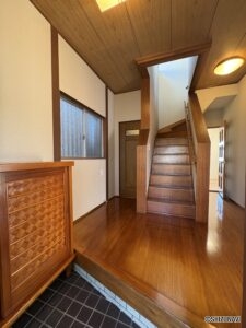 玄関は壁クロス張替え済みです♪