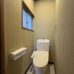 トイレは天・壁クロス張替え、床CF張替え、トイレも新品に交換を行いました♪