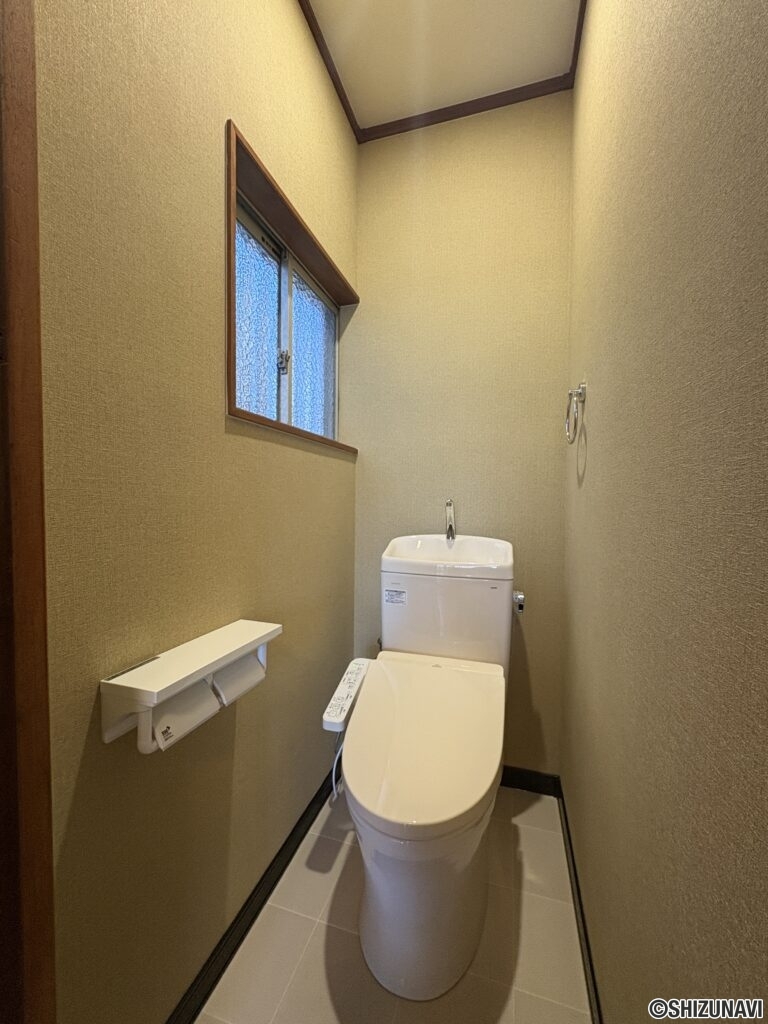 トイレは天・壁クロス張替え、床CF張替え、トイレも新品に交換を行いました♪