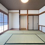 和室は、天・壁クロス張り、障子・襖張り替え、畳の表替を行いました♪