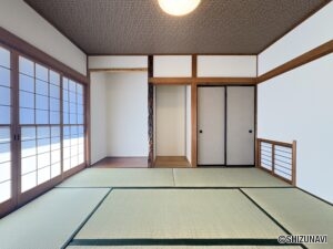 和室は、天・壁クロス張り、障子・襖張り替え、畳の表替を行いました♪