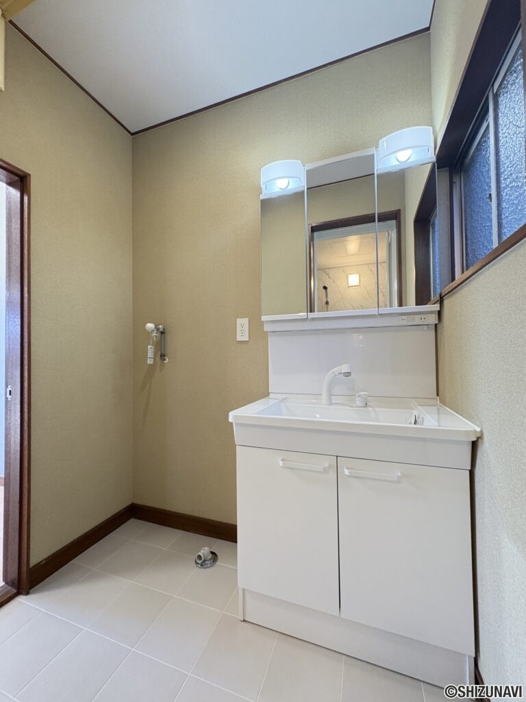 洗面所は天・壁クロス張替え、床CF張替え、洗面化粧台も新品に♪