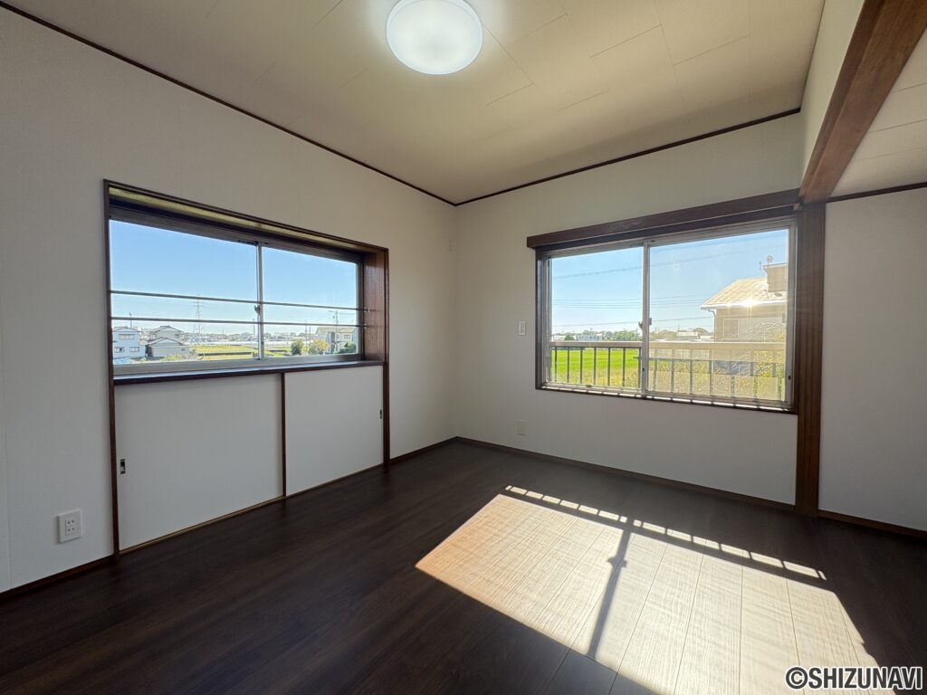 2階和洋室は床フローリングを上張り施工♪