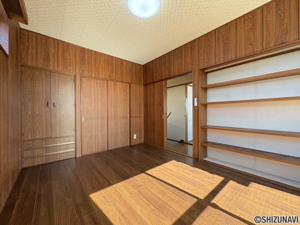 2階洋間は床フローリングを上張り施工♪