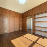 2階洋間は床フローリングを上張り施工♪