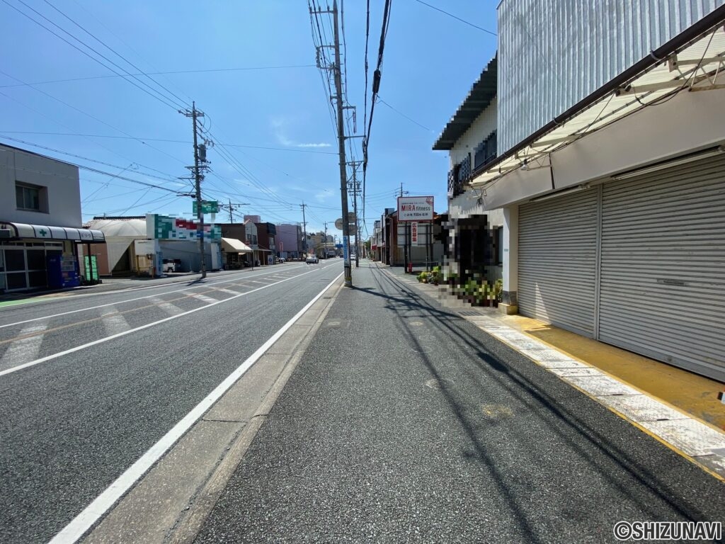 姫街道を南に向かって撮影しております。