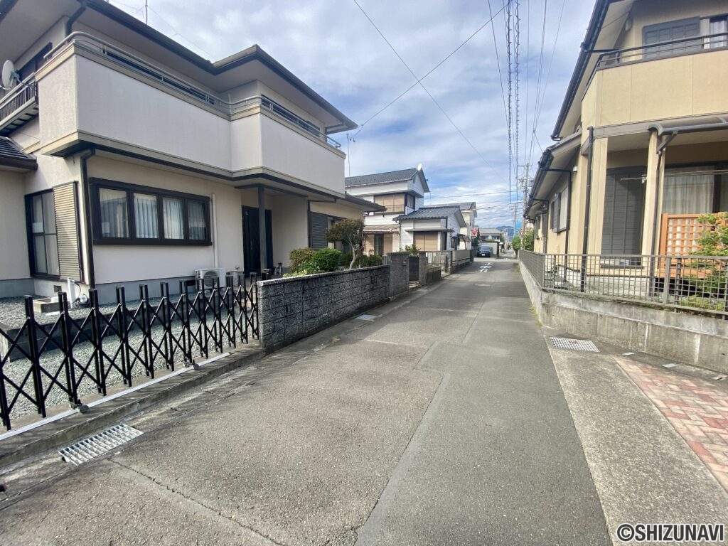 南側から見た前面道路部分です。