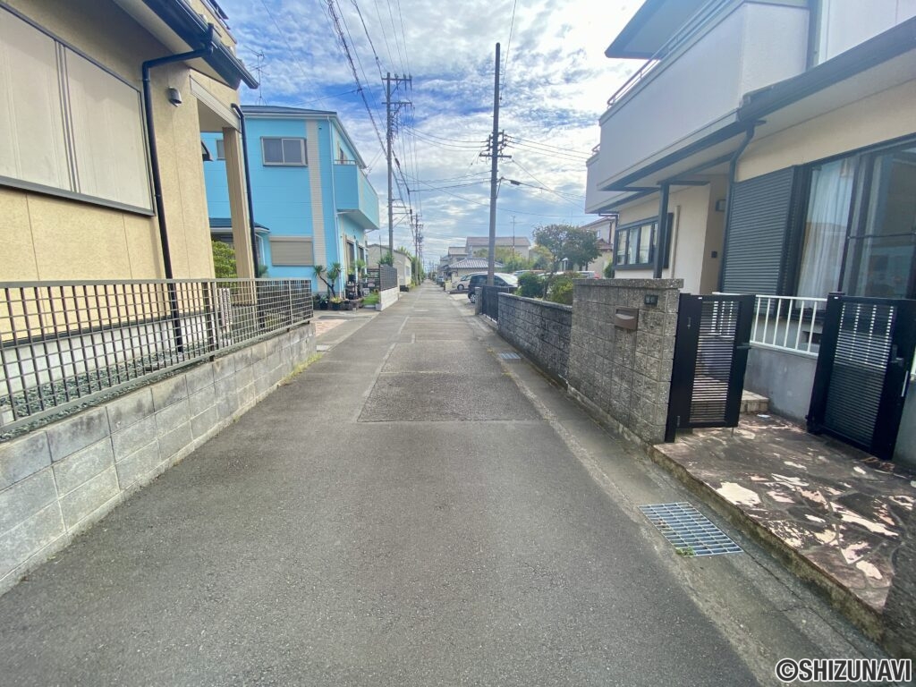 北側から見た前面道路部分です。