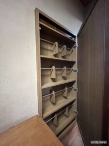壁裏にも収納には靴が入ります。