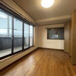 2階洋室です。大きな収納スペースがあります。