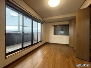 2階洋室です。大きな収納スペースがあります。
