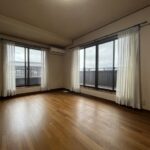 2階洋室です。2面に大きな窓があるので明るい部屋です。
