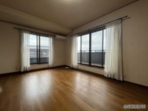 2階洋室です。2面に大きな窓があるので明るい部屋です。