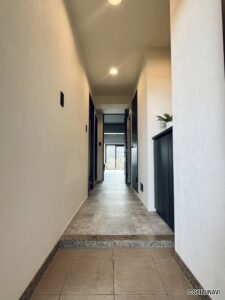 白を基調とした明るい玄関です。