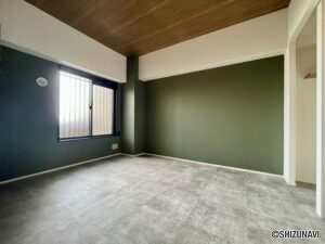 寝室です。アクセントクロスで落ち着いた雰囲気になっています。